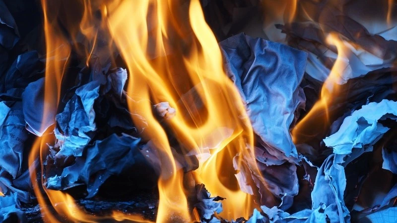 Пожарные потушили гараж в Поронайске ночью 9 ноября