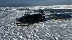 «Подарок от моря»: рыбак нашел снегоход, унесенный льдиной в районе села Лесного