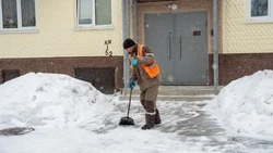 Расчистку снега и наледи продолжают в Южно-Сахалинске