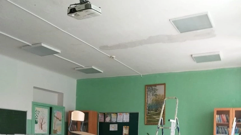 «Такое бывает». В школе, где обрушилась с потолка штукатурка, не видят причин для беспокойства
