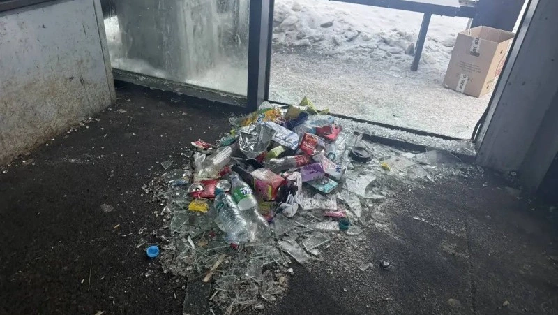 Вандалы разбили остановку и устроили свалку возле школы в Невельске