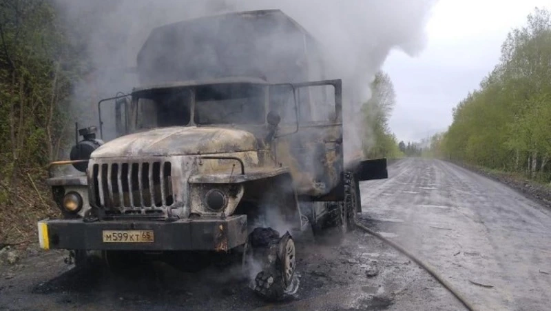 Пожарные в Смирных потушили горящий грузовик «Урал»