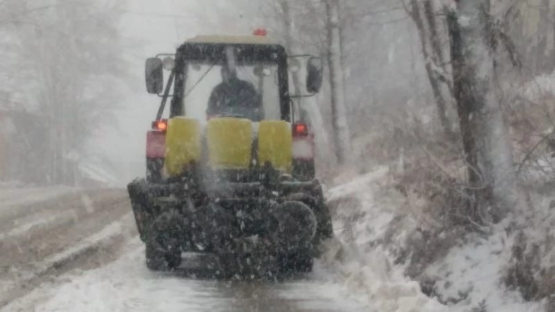 В ожидании циклона: дороги Сахалина обработали противогололедными материалами