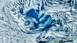 Круче, чем у NASA: вулканы Курильских островов показали из космоса        