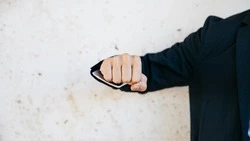 Грабитель напал на пьяного мужчину у торгового центра в Южно-Сахалинске