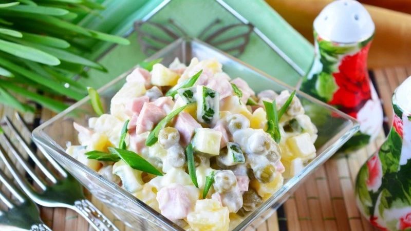 Оливье, холодец и селедка под шубой: цены служб доставки за новогодние салаты на Сахалине