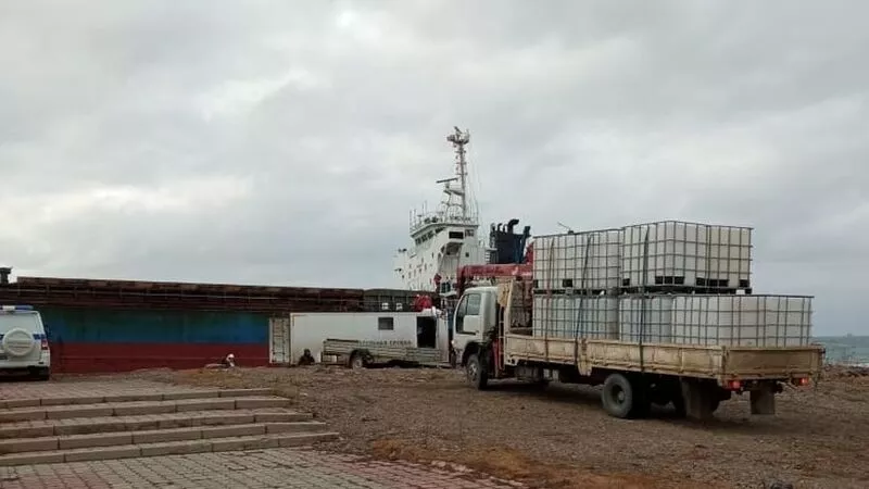 Четыре кубометра топлива откачали с судна, севшего на мель в Холмске