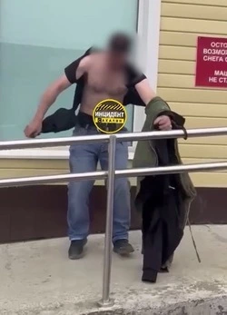 Прикованный к перилам мужчина объявил себя «вором в законе» в Охотском