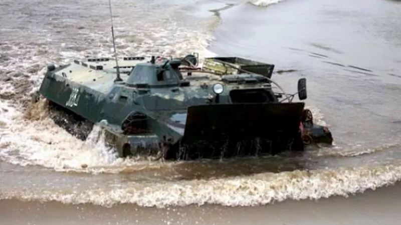 Военные на Сахалине форсировали водоемы на танках и бронетранспортерах