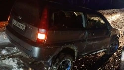 Четыре человека вытаскивали из кювета перевернувшийся автомобиль в Долинском районе