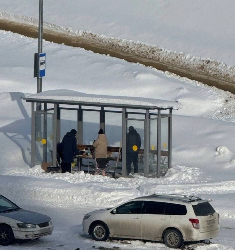 Жители Южно-Сахалинска устроили пикник с мангалом прямо на автобусной остановке