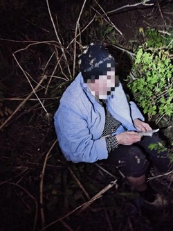 В Корсакове нашли живой пропавшую пенсионерку в голубой болоньевой куртке