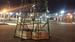 Новогоднюю елку начали устанавливать в Томари