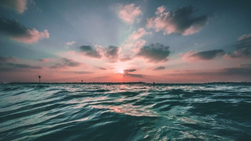 Очевидец спас тонущих в море дедушку и внука на западе Сахалина