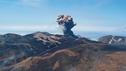 Вулкан Эбеко и выбросы пепла на Парамушире показали с высоты птичьего полета 