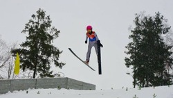 Около 80 сахалинских летающих лыжников сразились за «Призы новогодних каникул»