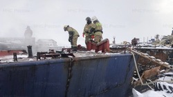 Судно полыхало в порту на Сахалине