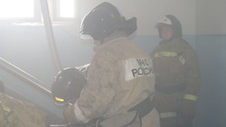 Пятиэтажка загорелась ночью в Южно-Сахалинске 