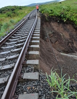 Появились фото размытого участка железной дороги Томари — Холмск