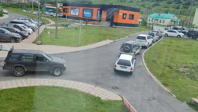 Мэр Курильска показал, как паркуются местные жители во дворах на День рыбака