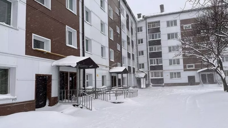 В Тымовском обновили фасад дома. Использовали лучшие материалы