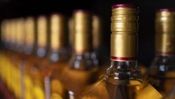 Житель Южно-Сахалинска украл виски на 13 тысяч рублей из магазина в Корсакове
