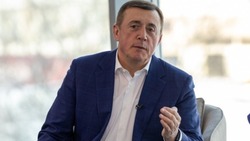 Губернатор поручил ускорить темпы вывоза снега во избежание затопления подвалов на Сахалине 