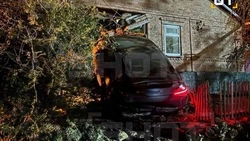 Дочь криминального авторитета Цапка на Mercedes влетела в стену дома под Ростовом