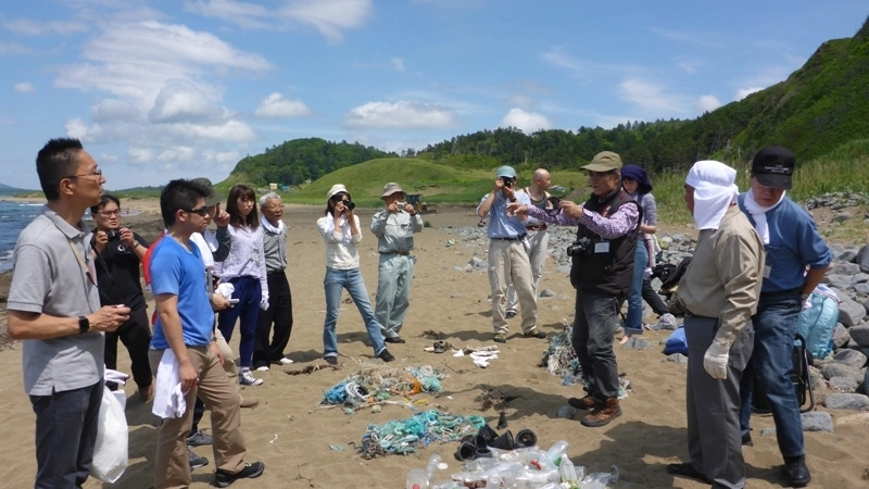 Делегация из Японии обследовала мусор на Кунашире