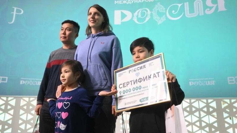 Девятимиллионный гость посетил выставку «Россия»