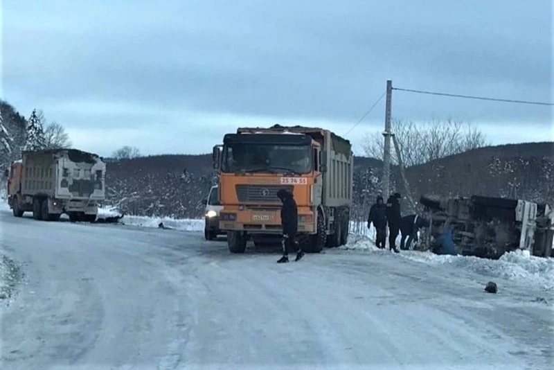 Большегруз с углем перевернулся на Сахалине