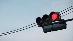 Три светофора отключили на перекрестках в Южно-Сахалинске из-за аварии на сетях