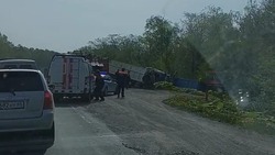 Два грузовика выбросило в кювет в жестком ДТП на Сахалине