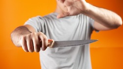 Житель Сахалинской области накинулся на собутыльника с ножом и серьезно изрезал мужчину