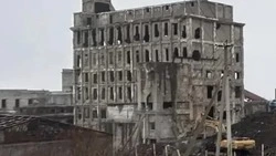 В Холмске по иску прокурора полностью снесли аварийные здания старого бумзавода 