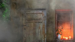 Человек пострадал во время пожара в частном доме в Южно-Сахалинске