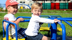 На двор-р-ре тр-р-рава