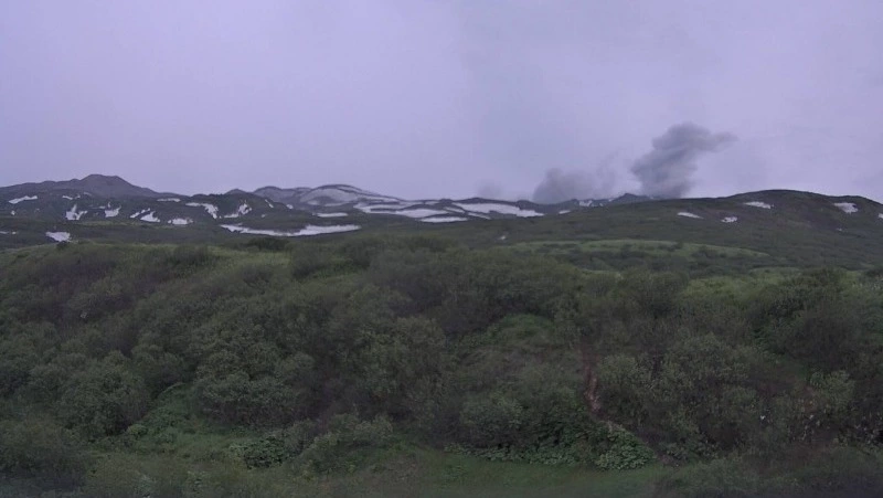 Вулкан на Северных Курилах выбросил новый столб пепла