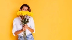 Здоровье, технику и яркие впечатления: чего хотят женщины в преддверии 8 марта