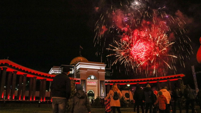 Сахалинцы создали пробку на смотровой возле «Горного воздуха» и ушли любоваться салютом