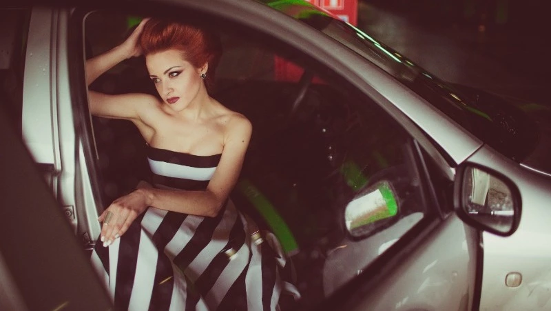 Перепутала педали: жительница Сахалина пять раз протаранила машину любовницы своего мужа