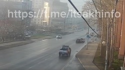 Гонщик врезался в автомобиль на перекресте в Южно-Сахалинске 