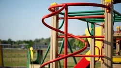 Ребенку компенсировали 350 тысяч за травму на детской площадке в Холмске