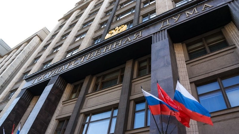 Проект о запрете увольнения одинокого родителя приняли в первом чтении в Госдуме