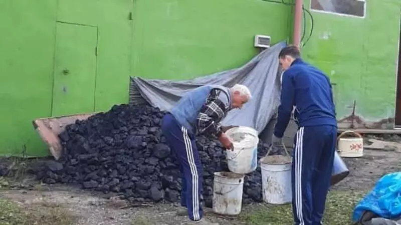 После обращения в Instagram мэра сахалинскому дедушке накололи дрова и перетащили уголь