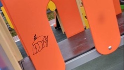 Рисунки на новой детской площадке оставили после себя вандалы в Южно-Курильске