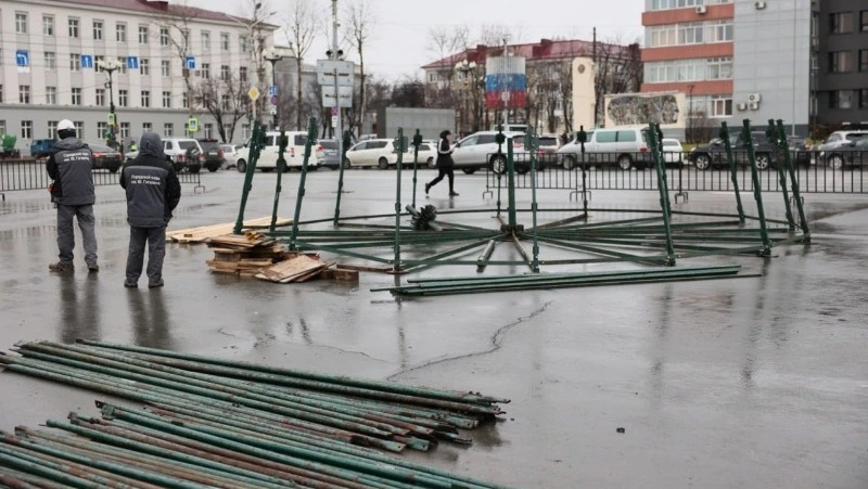 В Южно-Сахалинске начали монтаж новогодней елки