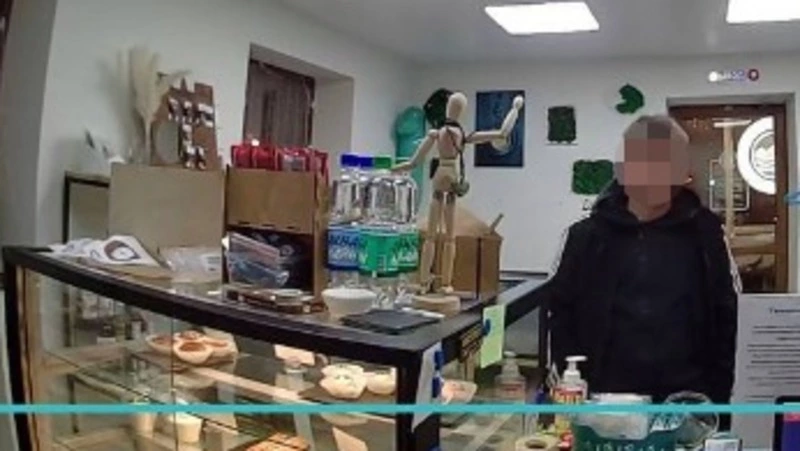 «Так делать нельзя»: сахалинец украл банку с деньгами из кофейни и скрылся