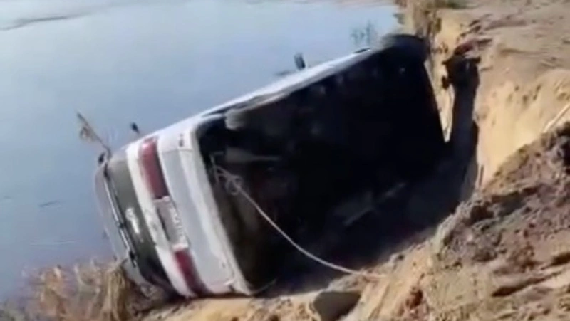 «Только кран-балкой надо»: минивэн нашли на обрыве у моря в Поронайске