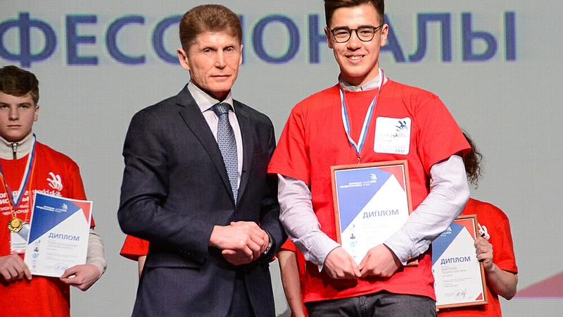 Молодежь с золотыми руками наградили на Сахалине